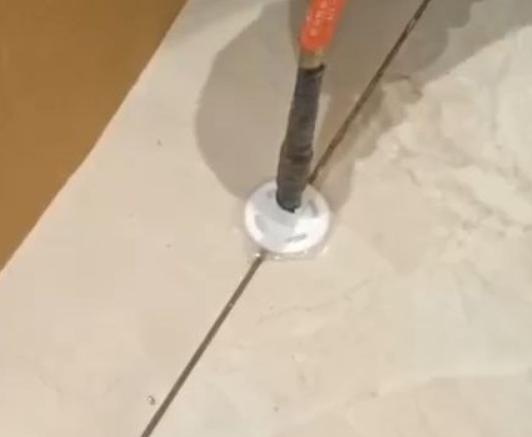 扶沟瓷砖空鼓维修公司专业解答瓷砖在铺贴过程中，如果没有涂抹均匀到位的粘结材料（如水泥砂浆或瓷砖胶），可能会导致以下问题