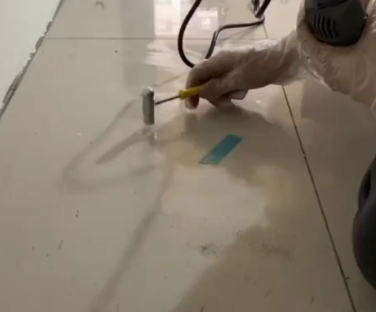 扶沟瓷砖开裂维修公司专业分享瓷砖在铺贴前如果没有沥干水分，将会导致以下问题